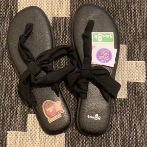 Black size 9 Sanuk Sandals